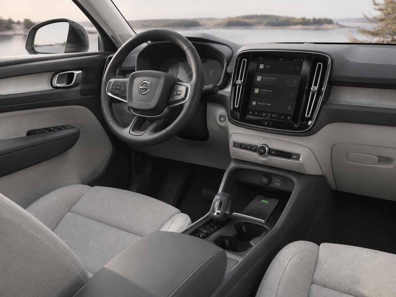 明るいテキスタイルシートのXC40の車内