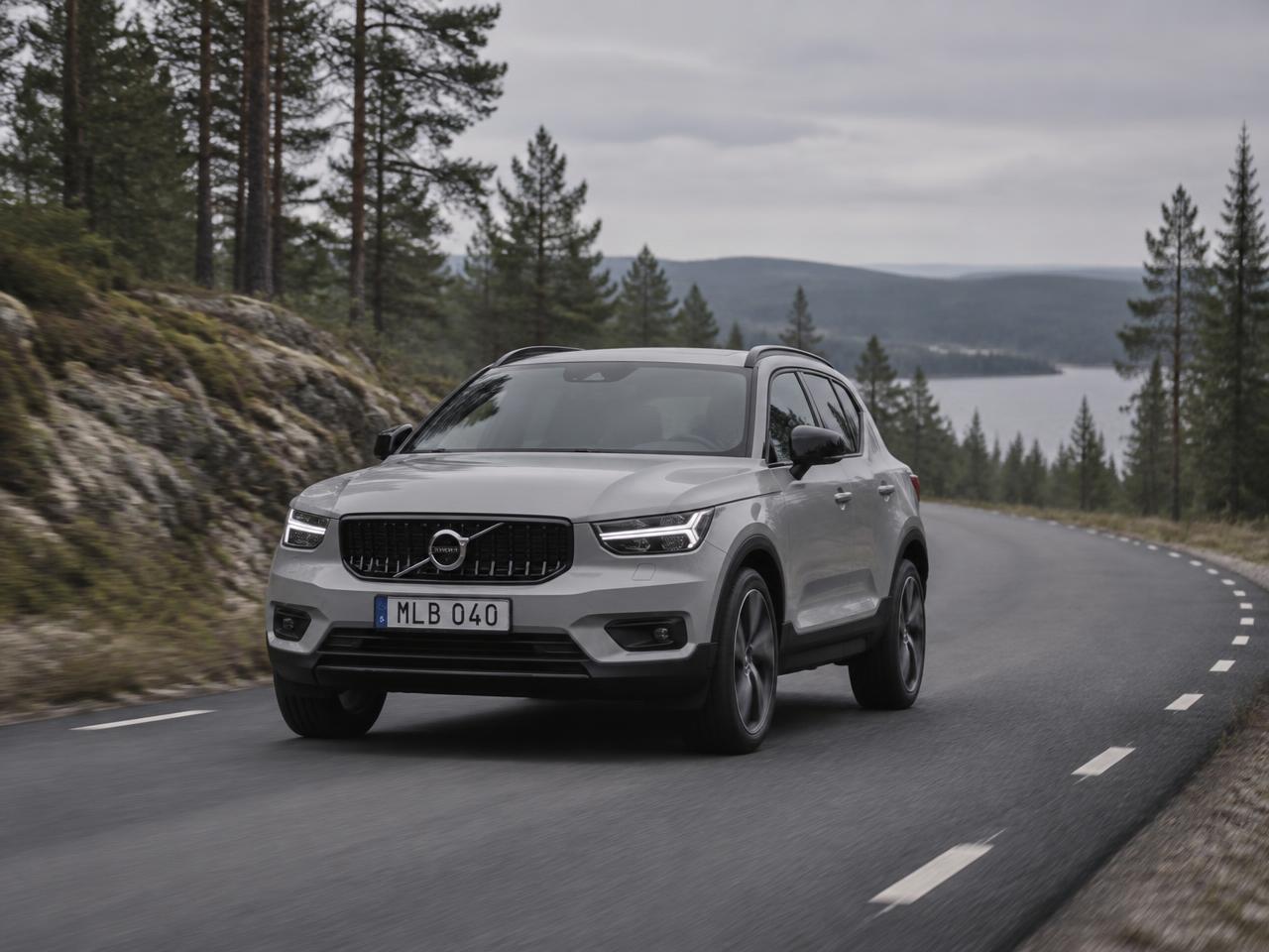 北欧の森の道を走るXC40